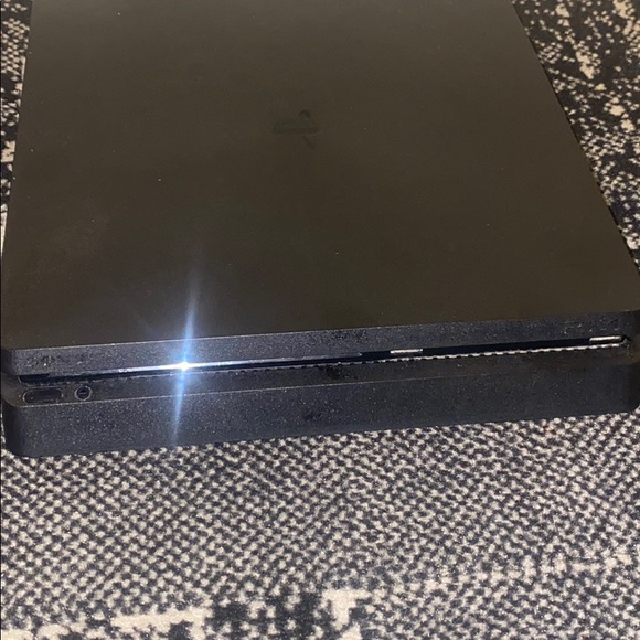 Ps4 Slim 1TB - Picture 2 of 3